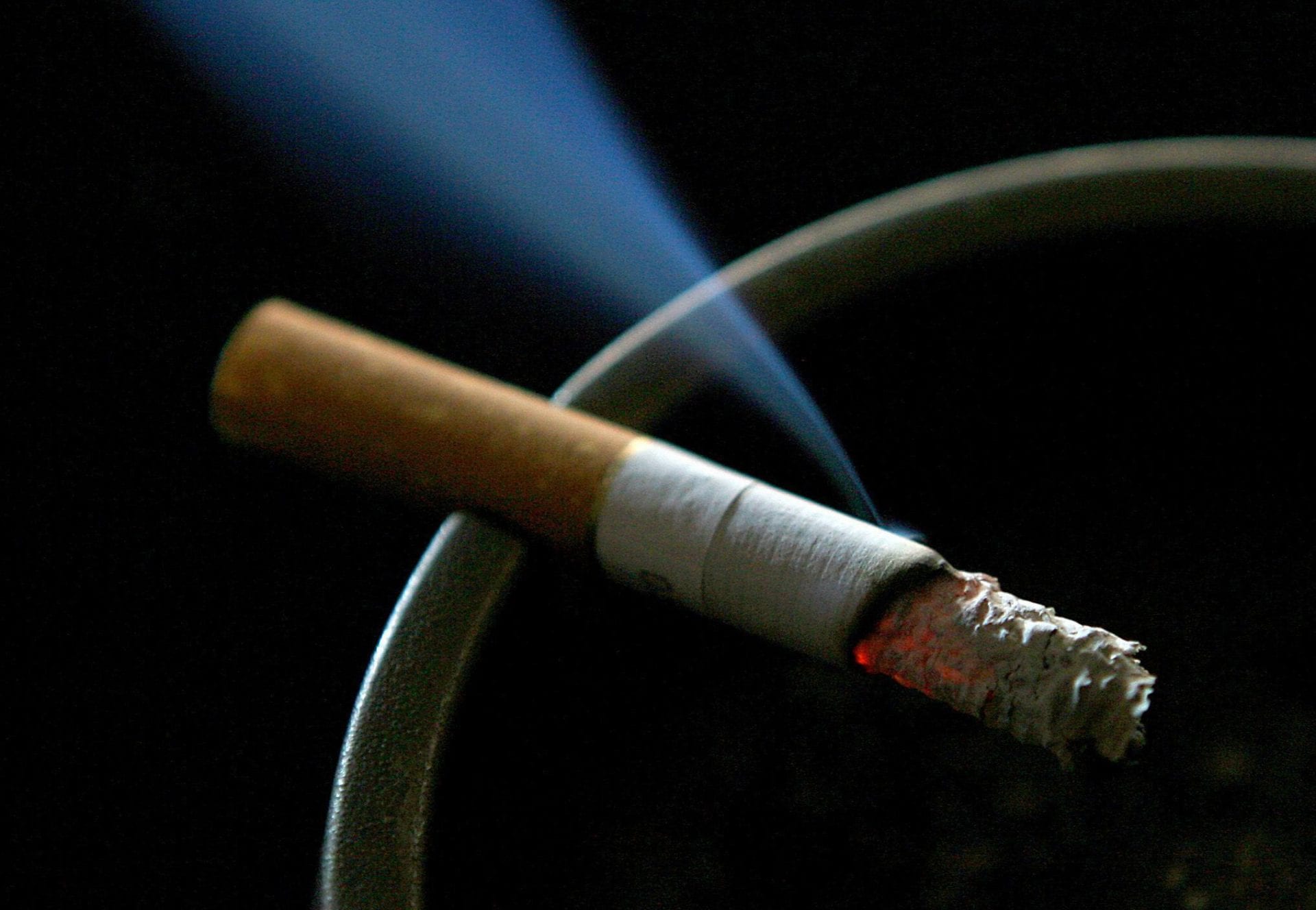 Would raising the legal smoking age to 21 put people off the habit?
