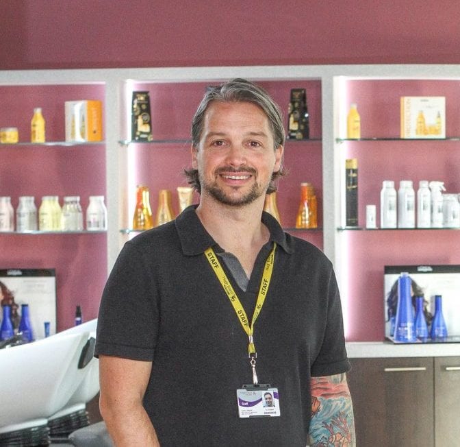 This Hugh Baird College hairdressing tutor is streaming a live men’s home haircut class