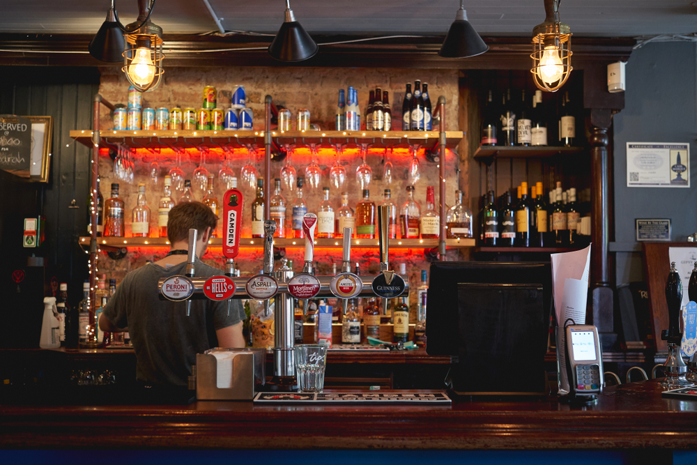 Government urged to ‘hammer out a deal to help hospitality’ following new guidance