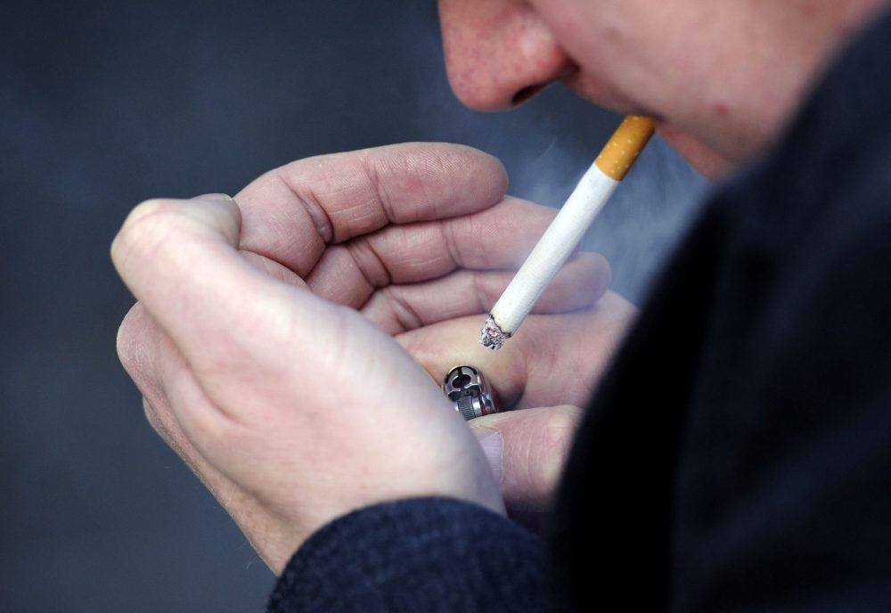 Government considers raising legal age of buying cigarettes to 21
