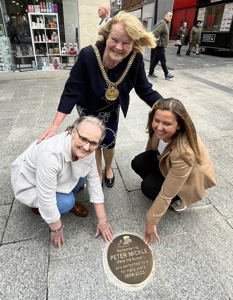 Lord Mayor Cllr Mary Rasmussen, Pete’s sister Carol Casey & his niece Nina Casey (pic Liverpool City Council)