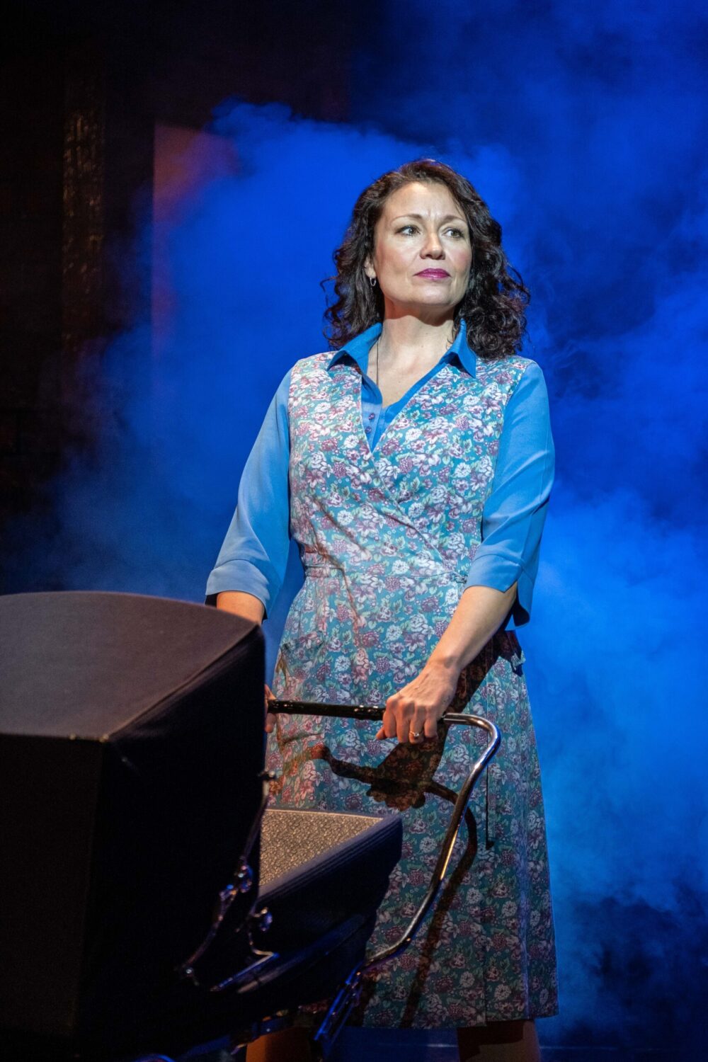 Niki Colwell Evans as Mrs Johnstone. Credit: BloodBrothers / Jack Merriman