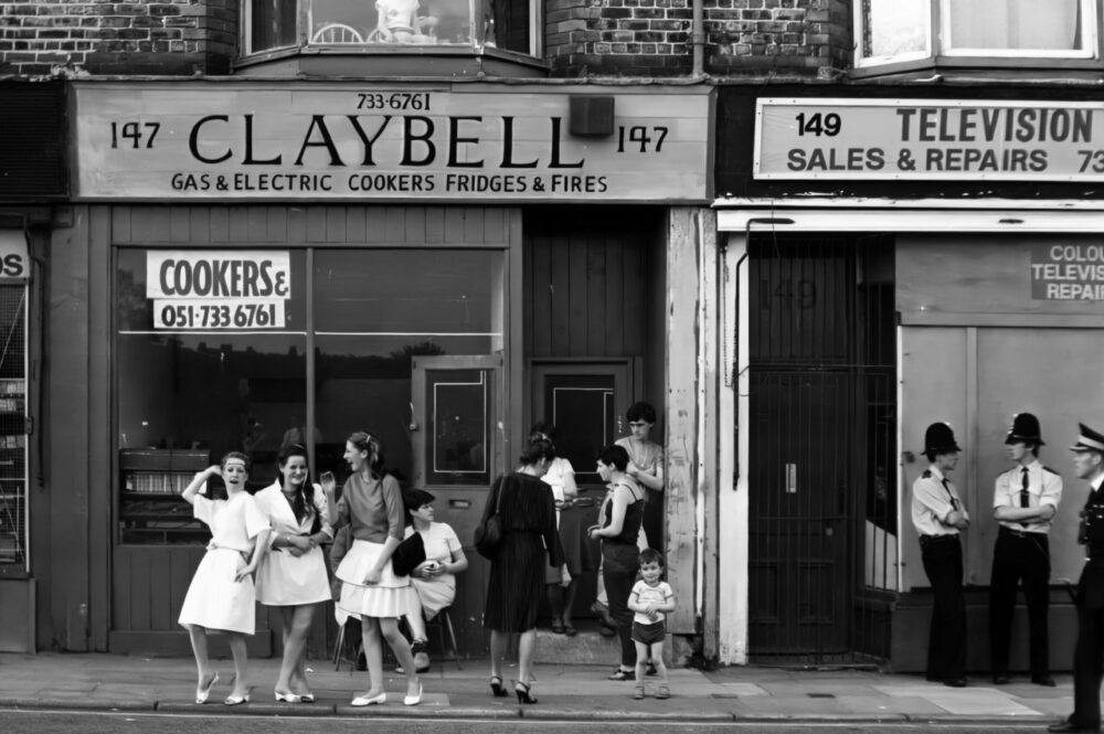 Waiting for the Pope on Smithdown Road. Liverpool 1982. Credit: Phil Maxwell