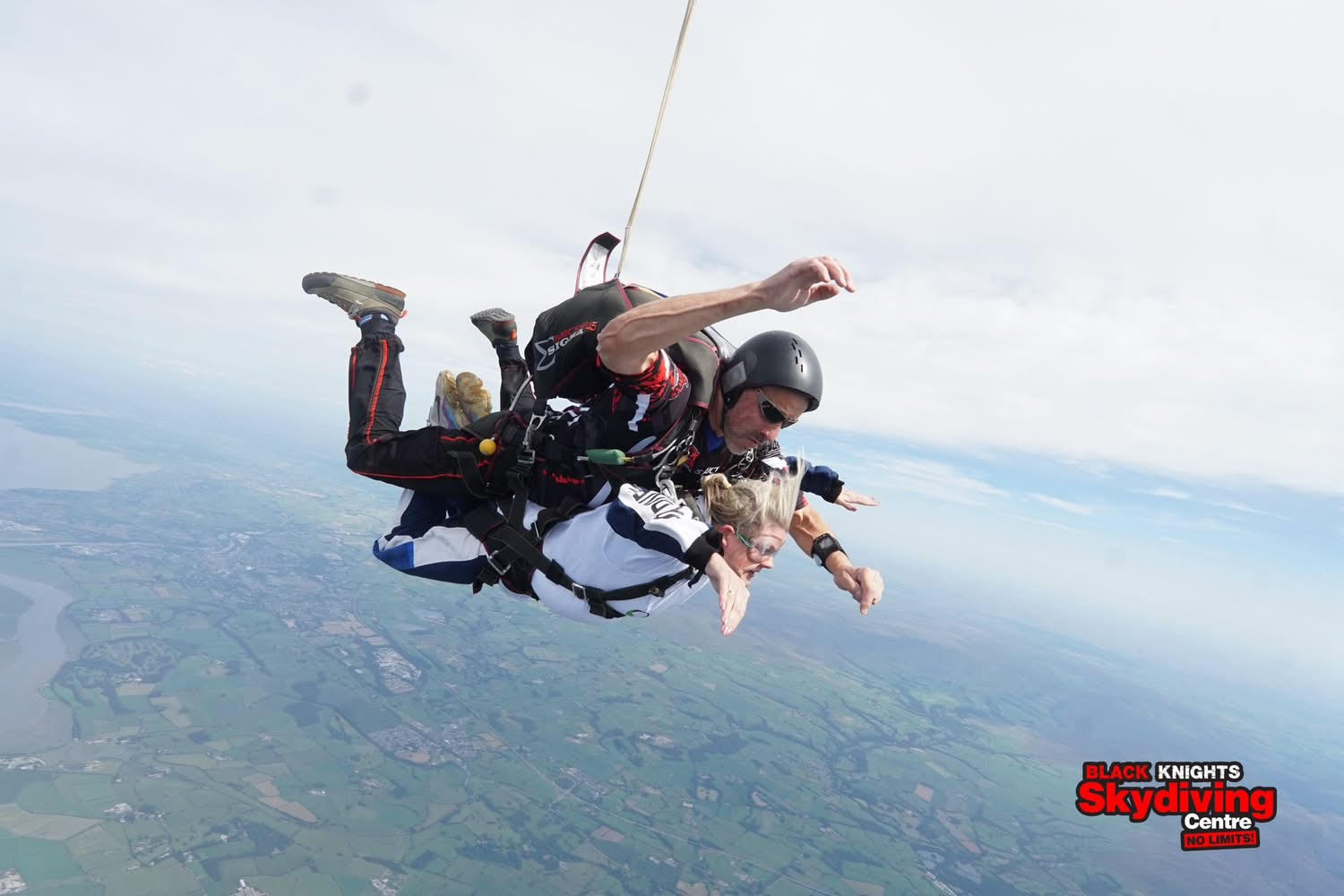 Southport slimmers who lost 23st brave 15,000ft skydive for hospice