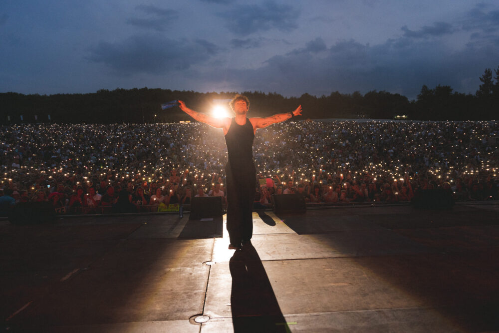 Tom Grennan to play headline show at Haydock Park