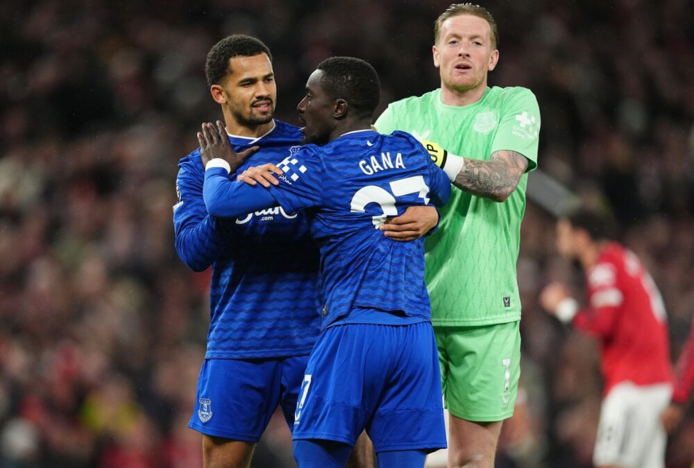 Everton boss praises their fighting spirit after bizarre early sending-off of Idrissa Gueye