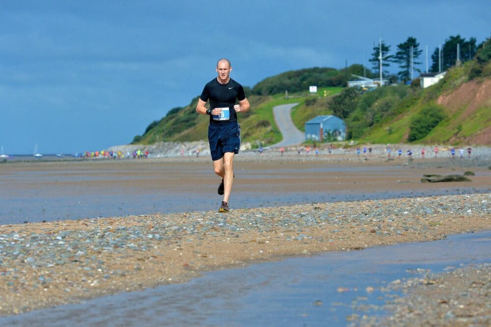 City mural artist Paul Curtis says he’ll crawl rather than quit London Marathon after injury